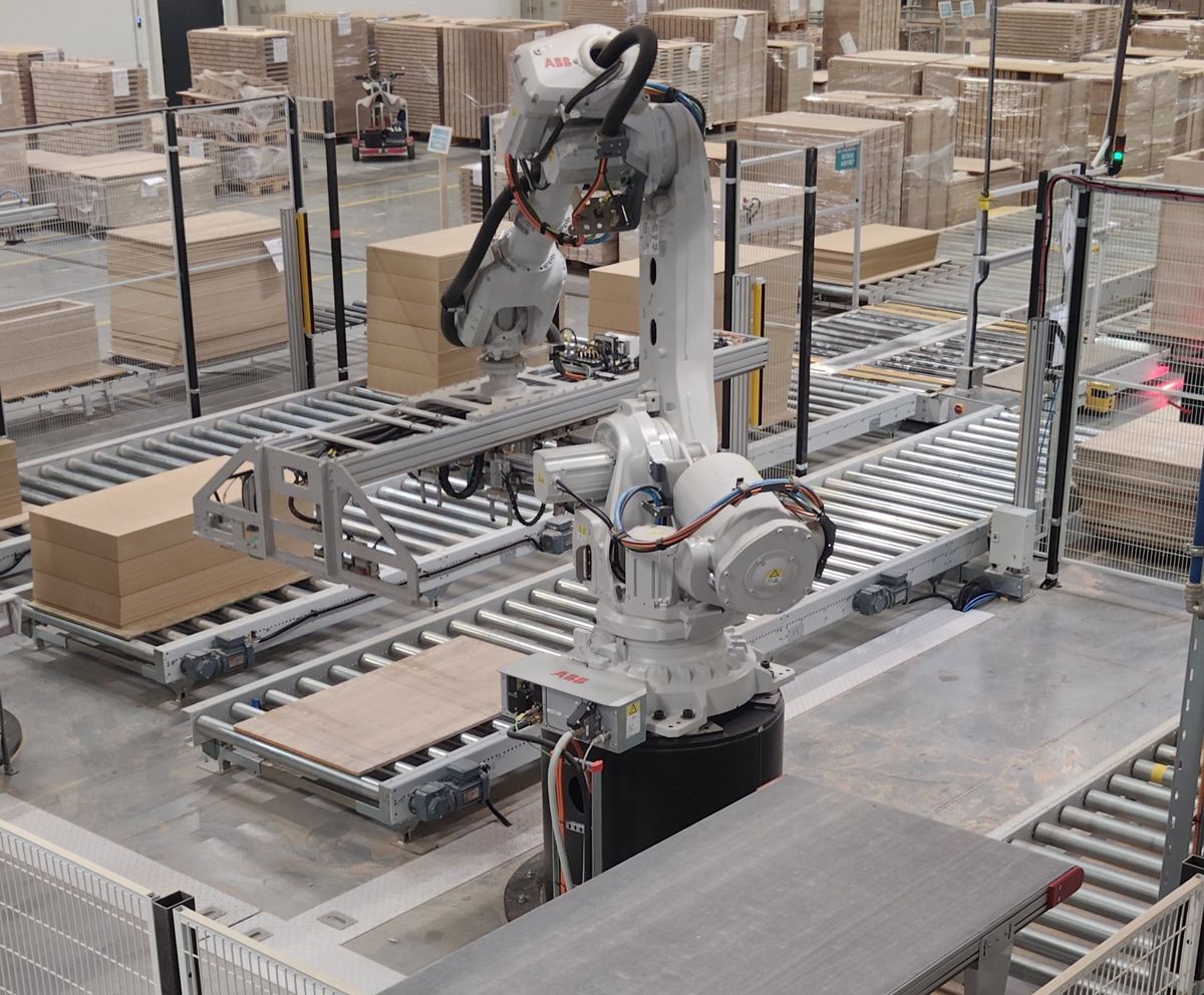 ABB robotas gamybos linijoje